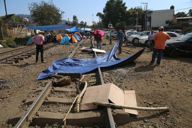 Liberan vías de tren que llevaban tomadas 48 horas en Apatzingán