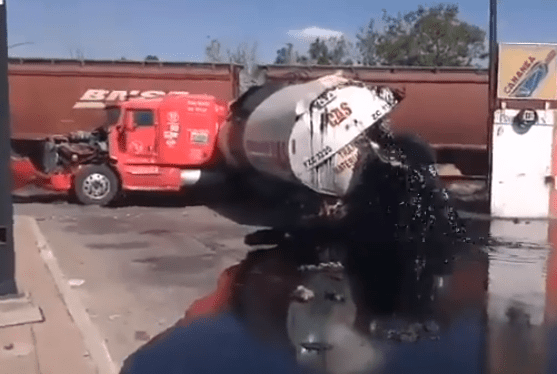 Pipa cargada con chapopote choca contra el tren en Salamanca y derrama su contenido #VIDEO