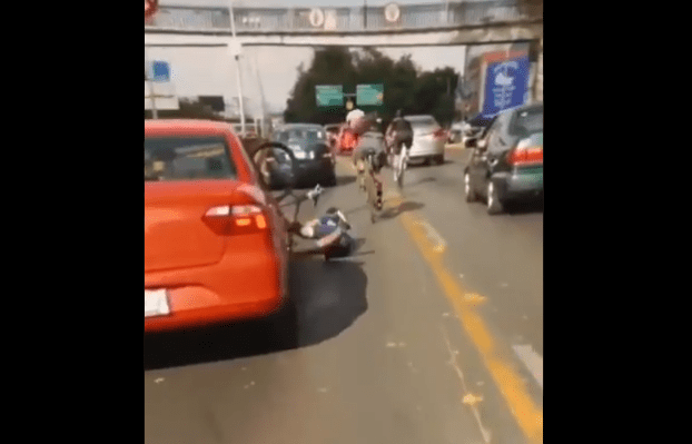 Ciclistas que se metieron a carriles centrales de Circuito Interior por poco y causan una tragedia #VIDEO