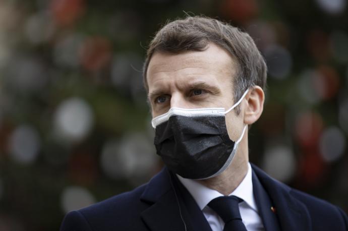 Aislado tras dar positivo a COVID-19, Macron dice tener fatiga, dolores de cabez y tos seca