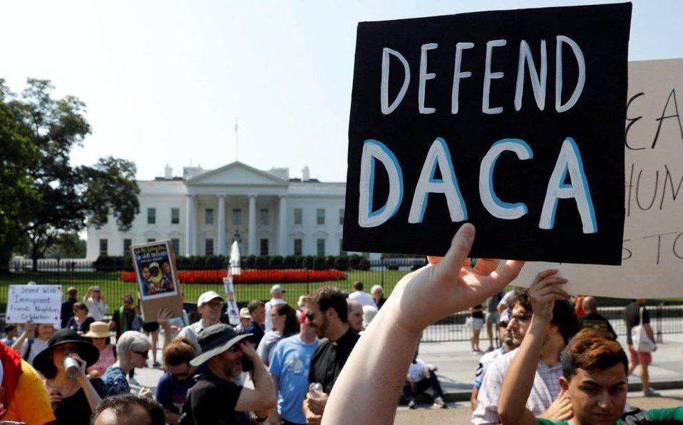 Juez de EU ordena a la administración de Trump restaurar el DACA