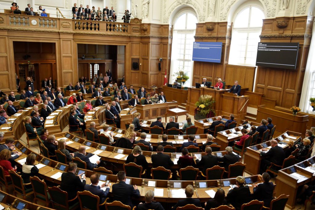 Parlamento de Dinamarca declara como violación el sexo sin consentimiento explícito