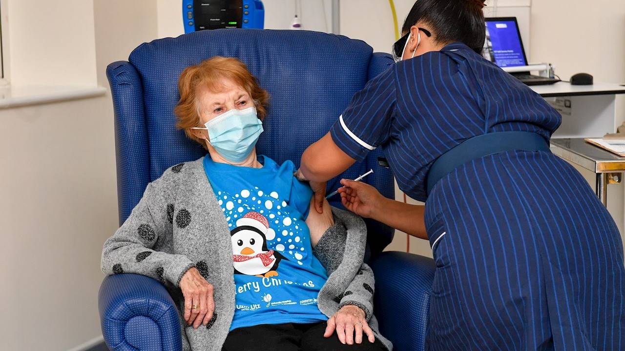 Mujer de 90 años es la primera en recibir la vacuna contra Covid-19, en Reino Unido #VIDEO