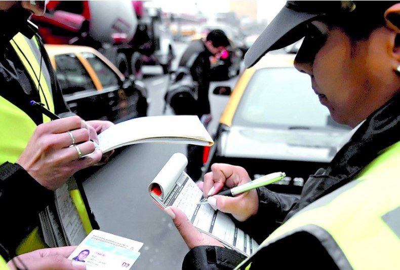 Mujer compra un auto de segunda mano y descubre que tenía multas por varios miles de dólares