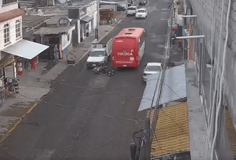 Por un rebase imprudente, adolescente muere atropellada en Toluca #VIDEO
