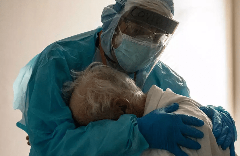 Foto de médico abrazando a anciano con COVID-19 conmueve y se hace viral