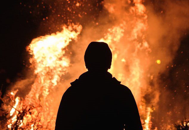 Lo sorprenden mientras quemaba un cadáver en el patio de su casa y termina detenido