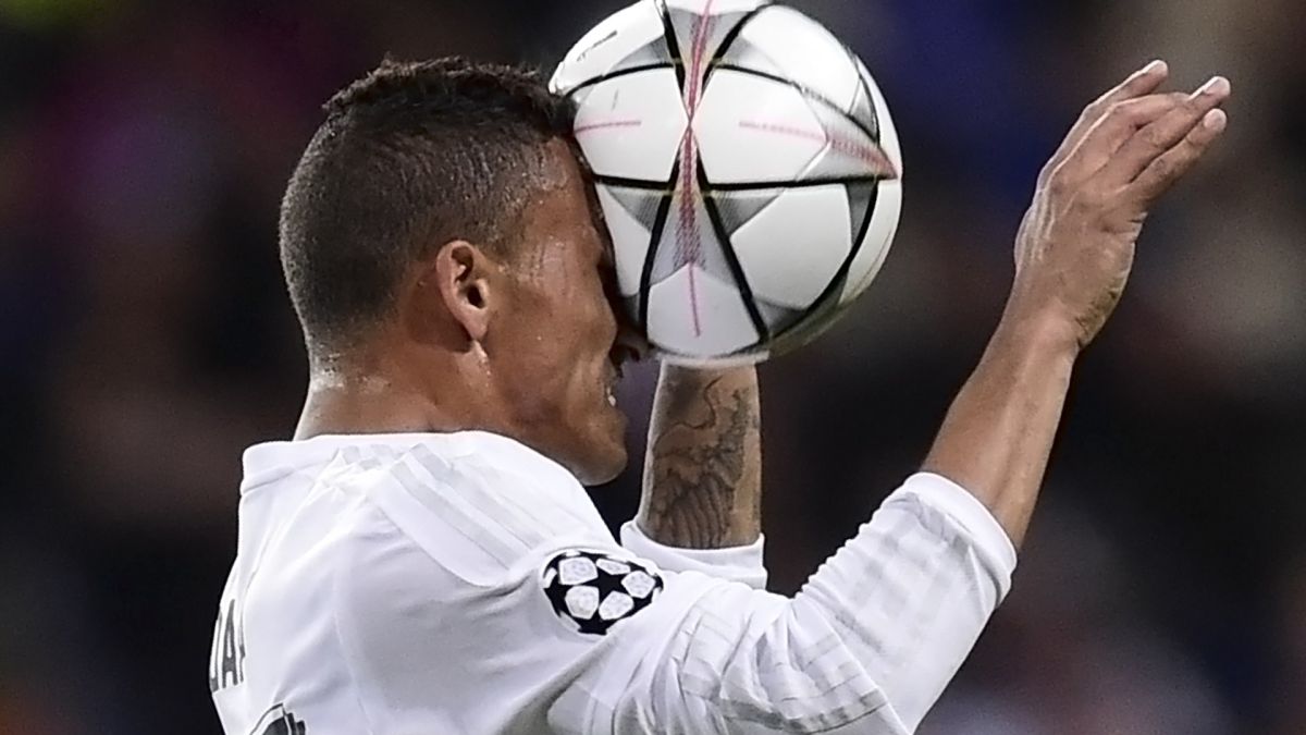 Exfutbolistas se dicen preocupados por los daños cerebrales que causan los remates de cabeza