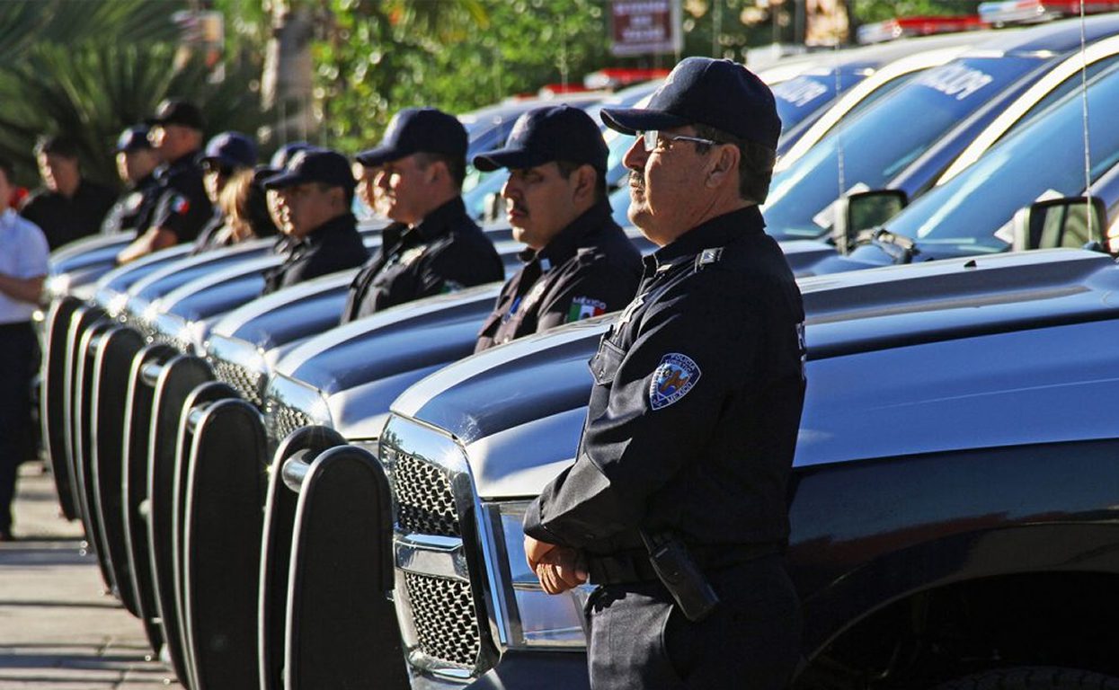 Agarran a dos que querían robarse una camioneta con una grúa de plataforma #VIDEO