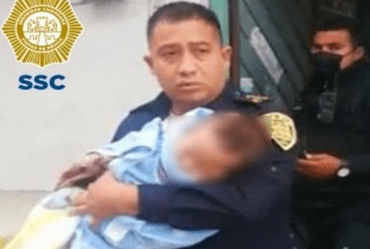 Policías capitalinos le salvan la vida a un bebé que cayó en una tina