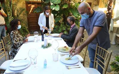 Usar cubrebocas en cenas navideñas, recomienda OMS