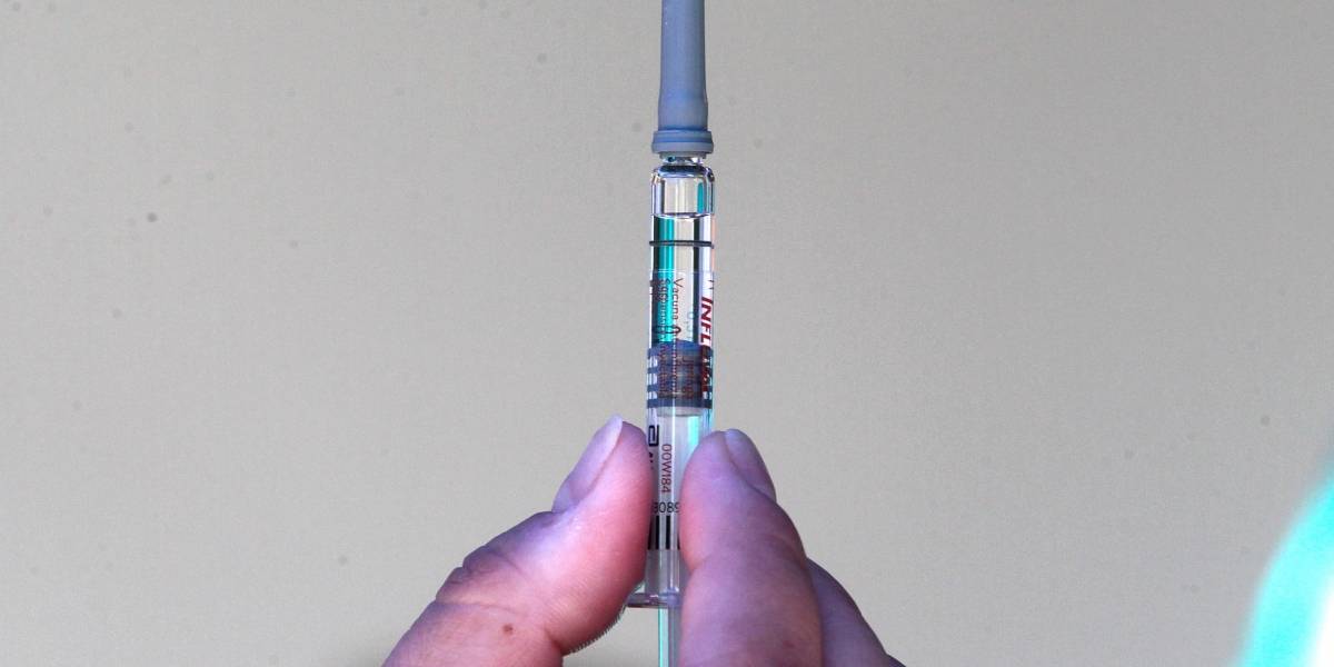 Alcohol afectaría eficacia de vacuna contra Covid-19, recomiendan abstinencia de 42 días