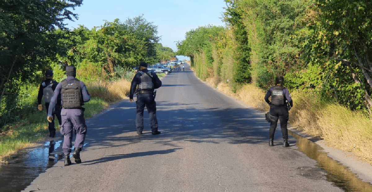 Queman vehículos y bloquean carretera Apatzingán-Aguililla de Michoacán