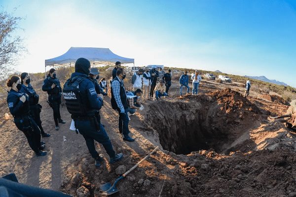 Localizan auto enterrado con tres hombres en su interior en Sonora