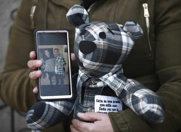 Con ropa de personas que murieron por Covid, costurera elabora osos de duelo