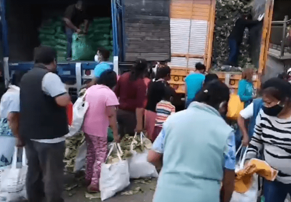 Líder huachicolero se quiere hacer Robin Hood y regala toneladas de verdura