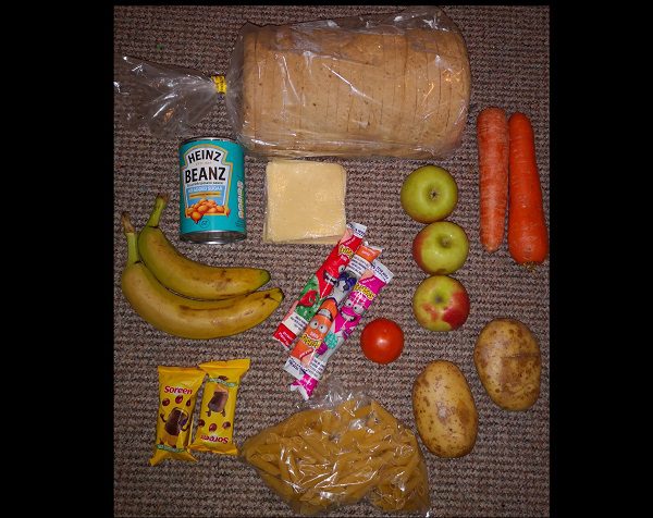 Llueven críticas al gobierno de Reino Unido por paquete alimenticio dado a alumnos pobres