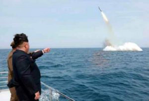 Misil balístico es lanzado desde submarino durante exhibición militar de Corea del Norte
