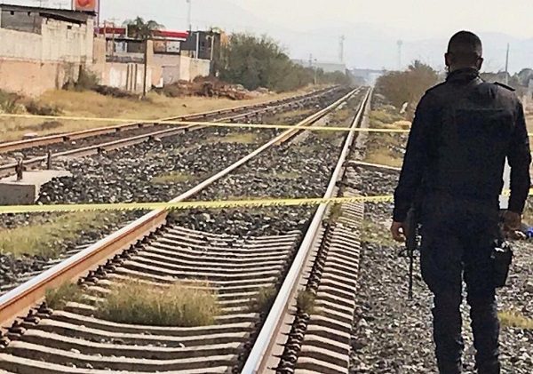 Hombre se queda dormido sobre las vías y es destrozado por el tren