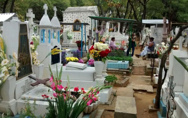 Ante falta de espacio en panteones, autoridades de Oaxaca recuperan tumbas abandonadas