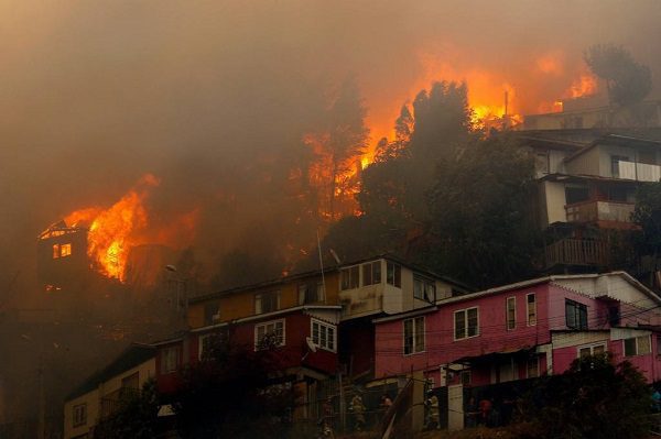 Incendio forestal en Chile provoca evacuación de 25 mil personas