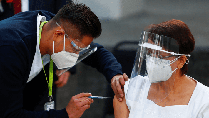 Prevén riesgos para economía tras vacunación anticovid