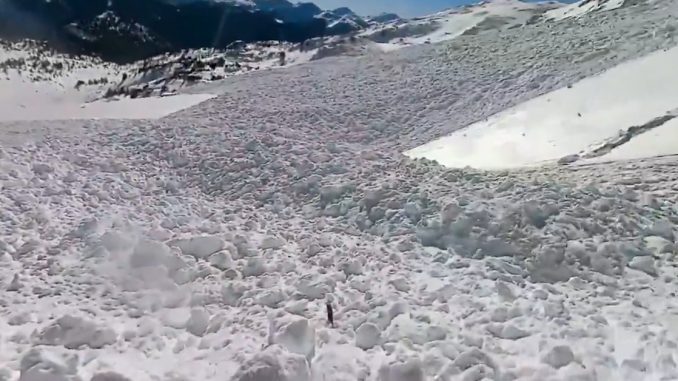 Snowboarder es arrastrado por gigantesca avalancha en Colorado #VIDEO