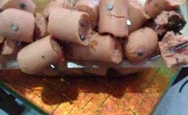 Mujer denuncia a vecinos que lanzaron salchichas con clavos a sus perros