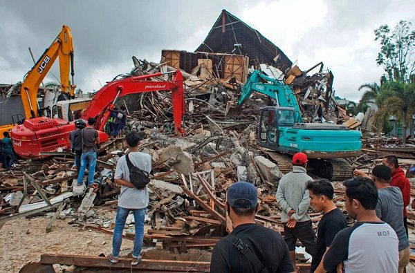 Se incrementa a 78 el número de muertos por sismo en Indonesia