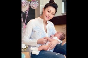 Socialité china se lanza de una torre con su bebé de 5 meses en brazos