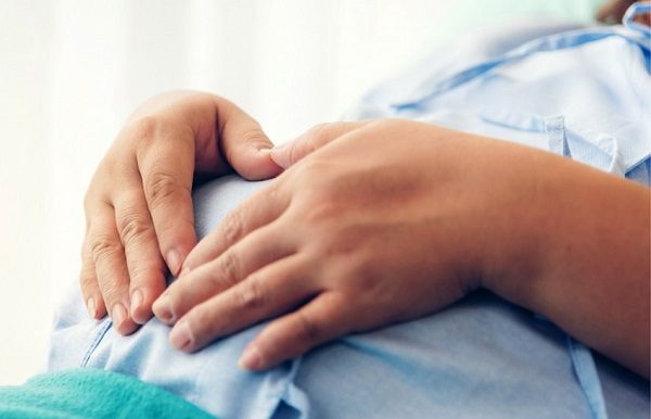 Profesora es enviada a prisión por ayudar a niña de 13 años a abortar tras ser violada