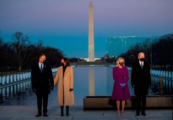 Joe Biden llega a Washington y rinde honor a víctimas de pandemia