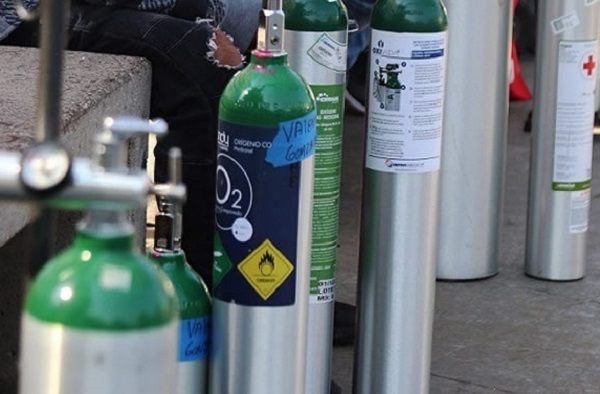 A punta de pistola asaltan a trabajadores del IMSS para robarles tanques de oxígeno
