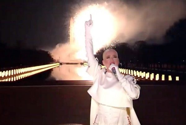 Con fuegos artificiales y cantantes, se realiza el Celebrating America para dar la bienvenida a Joe Biden