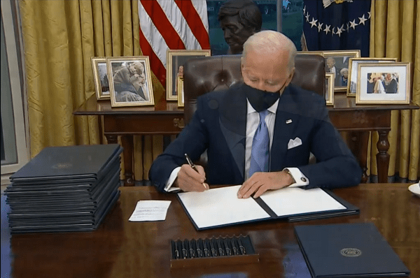 Biden comienza a firmar sus primeras órdenes ejecutivas, entre ellas el uso obligatorio de mascarilla