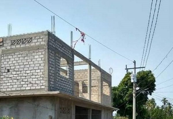 Adolescente se electrocuta cuando volaba un papalote en la azotea de su casa