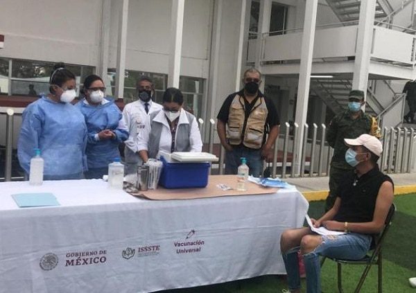 Dos enfermeros en Morelos son detenidos por presuntamente robar vacunas en un hospital
