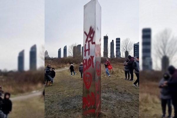 Canadienses se hartan de los monolitos y vandalizan el de año nuevo