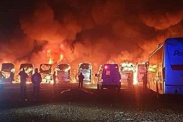Fuegos artificiales dejan once autobuses consumidos por la llamas, en Edomex #VIDEOS