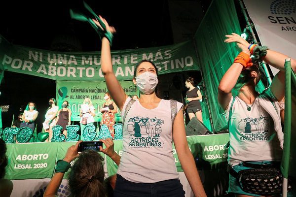"Ahora salgan a violarlas a todas", dice locutor argentino tras legalización del aborto