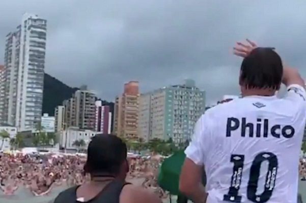 El presidente Jair Bolsonaro inicia el año festejando con bañistas #VIDEO
