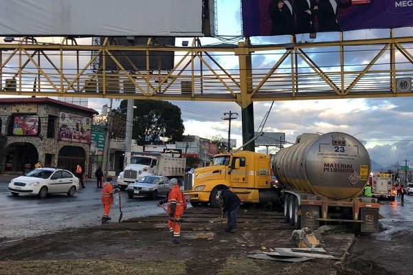 Por ir transmitiendo en Facebook, trailero choca puente peatonal, en Monterrey #VIDEO