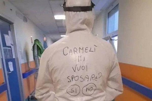 Con su traje anticovid, este enfermero italiano le propuso matrimonio a su novia