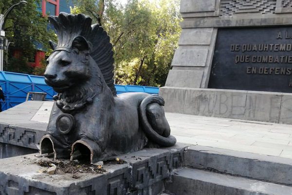 Liberan a los acusados de cortar patas a leopardos en monumento a Cuauhtémoc