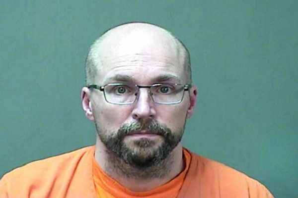 Empleado arruinó 500 vacunas de Moderna para evitar mutaciones en ADN