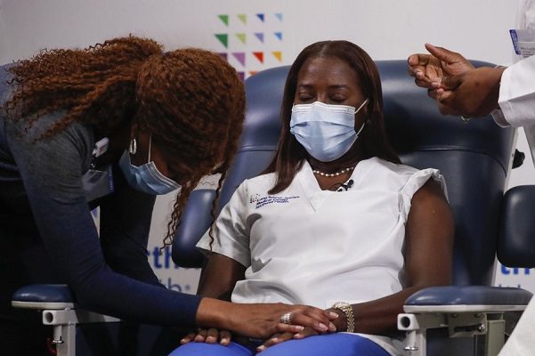 Primera inoculada en EU recibe segunda dosis de la vacuna de Pfizer