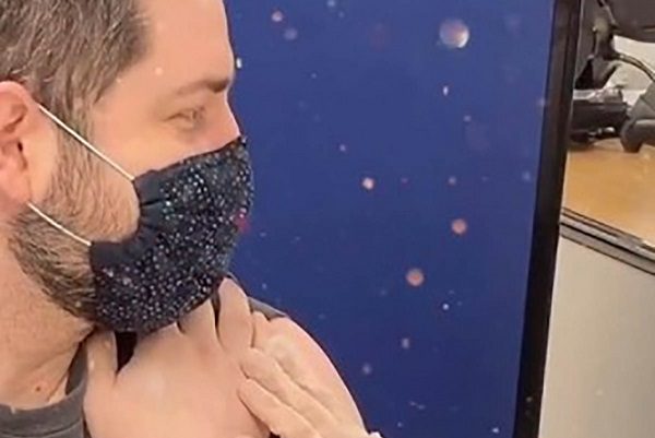 Joven recibe vacuna anticovid regalada en supermercado de EU #VIDEO