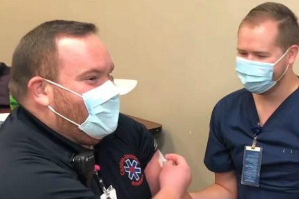 Enfermero pide matrimonio a su novio mientras le aplica vacuna anticovid #VIDEO