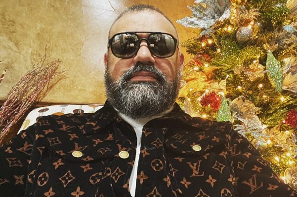 Vocalista de Intocable presume haber recibido vacuna anticovid gracias a "palancas"