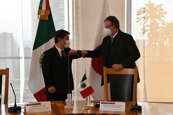 Ebrard se reúne con canciller japonés para afianzar estrategia bilateral